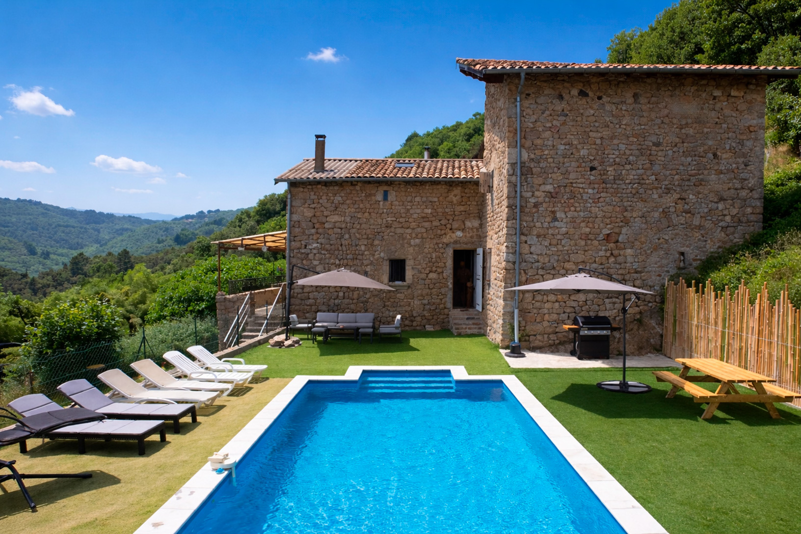 Villa Terrapeute piscine et façade