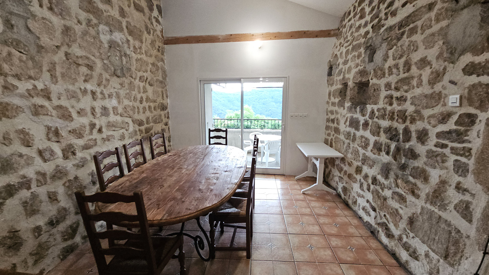 Salle à manger en pierre
